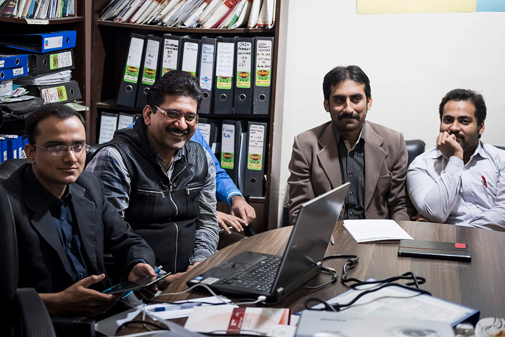 David McGill from Melbourne University  talks to the team during commcare training in Lahore, Pakistan. The project is being run in partnership with University of Veterinary and Animal Sciences (UVAS) in Lahore, Pakistan. In December 2016 AgImpact delivered training to the team members in Lahore, Pakistan. AgImpact is delivering a Short Research Assignment for ACIAR exploring the uptake of using apps on tablets for agricultural research.